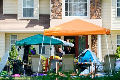 La escena después del tiroteo en una fiesta en una vivienda en  Fairfield Township, Nueva Jersey el 23 de mayo del 2021.  (Foto AP/Matt Rourke)