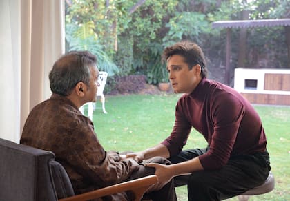 La escena en la que Hugo López (César Bordón) le cuenta a Luis Miguel (Diego Boneta) que se está muriendo