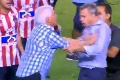 La escena entre Comesaña y Pusineri; el uruguayo que entrena a Junior empujó y trató de golpear al argentino que conduce a Cali.