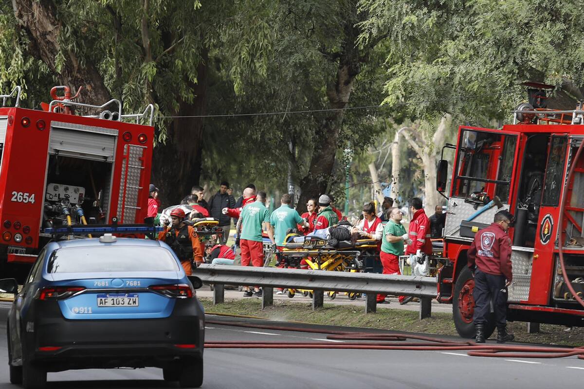 La escena estaba dominada por el despliegue de bomberos y ambulancias del SAME