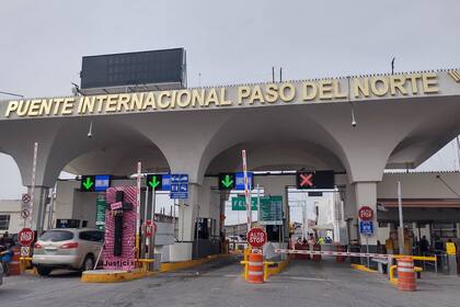 La escena ocurrió en un puente internacional, minutos después de que se anulara su entrevista con autoridades estadounidenses