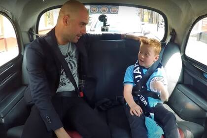 La escena protagonizada por Guardiola y el pequeño hincha del City en el taxi