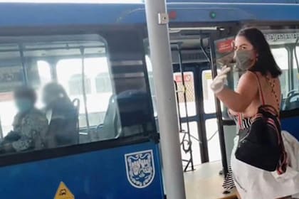 La escena se rodó en el sistema de transporte público de Cali, aparentemente en estos días de aislamiento obligatorio por la pandemia de coronavirus