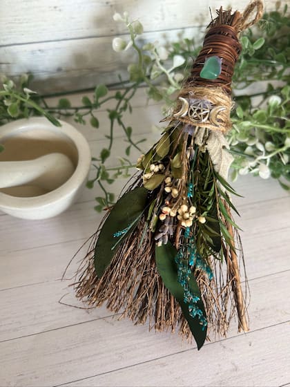 La escoba de Yule se asocia con diferentes rituales paganos y significados de protección espiritual (Etsy)