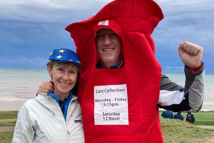 La escocesa Lesley Kidd y su marido, el inglés Gavin Kidd, que residen en Houston, alientan a Europa durante las prácticas; este último usa un disfraz de buzón en apoyo a su compatriota Ian Poulter, apodado "El Cartero".
