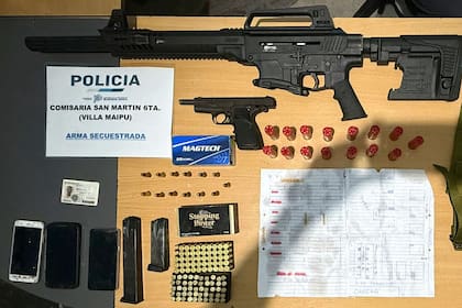La escopeta, la pistola y las municiones secuestradas en el allanamiento hecho en un depósito de Villa Maipú
