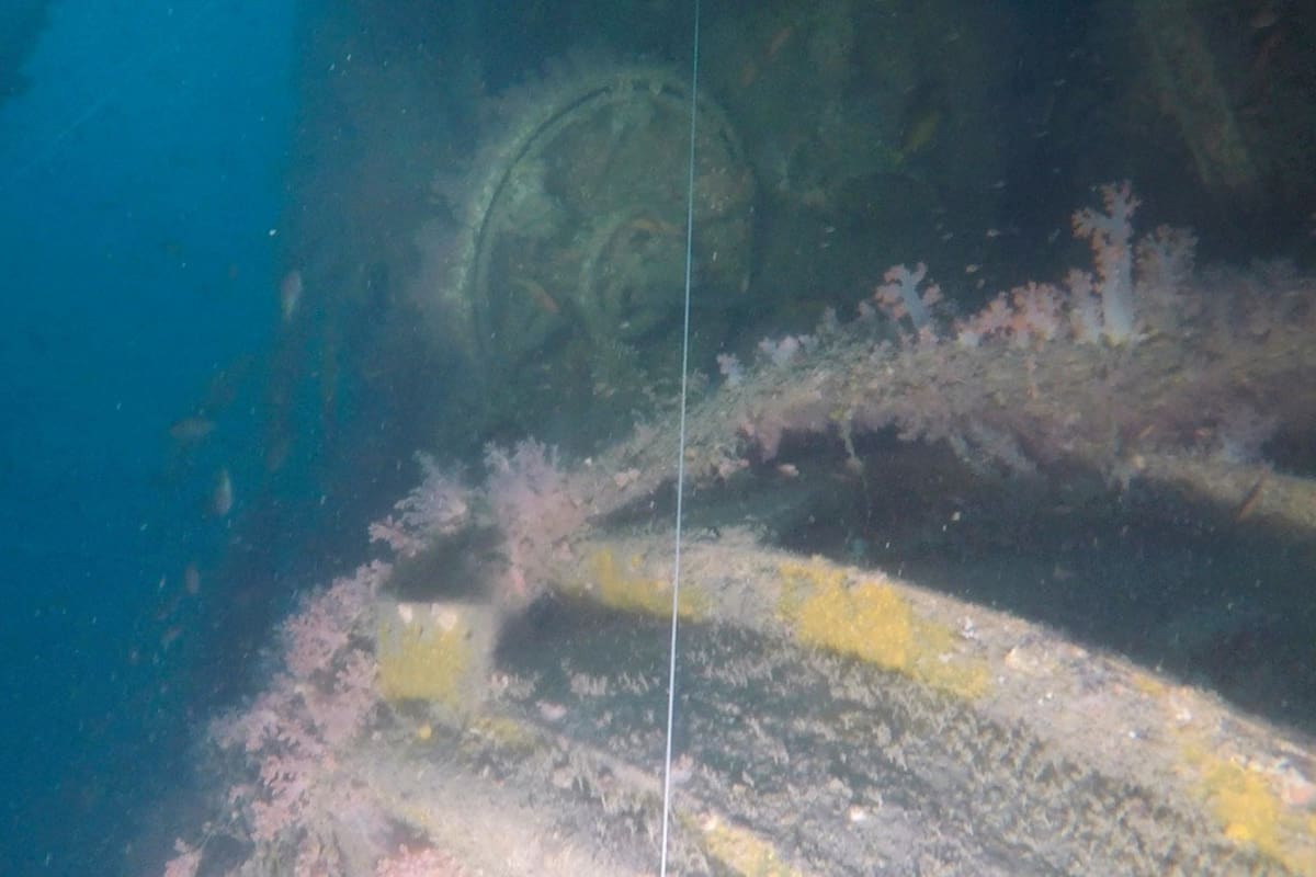 La escotilla superior de la torre de control del submarino naufragado en el Estrecho de Malaca, el 4 de marzo de 2020