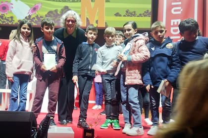 La escritora argentina Inés Garland, rodeada de pequeños lectores, al recibir el Premio Strega en Roma