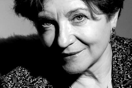 La escritora argentina María Rosa Lojo referente de la novela histórica; retrato realizado por Sara Facio (2009)