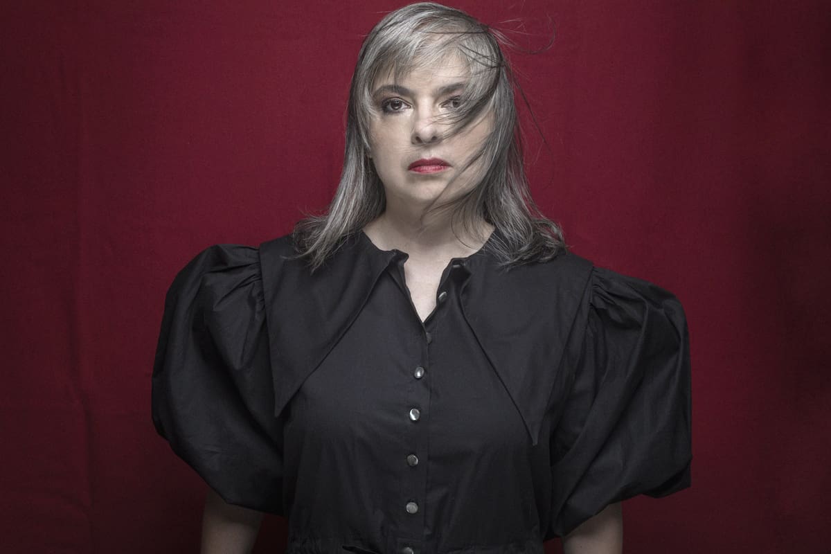 La escritora argentina volvió a los cuentos con su nuevo libro "Un lugar soleado para gente sombría"