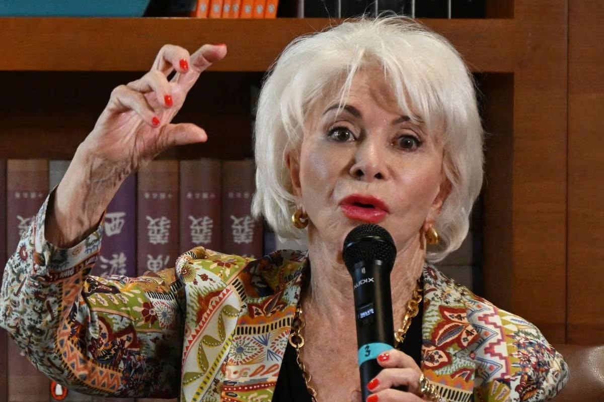 La escritora chilena Isabel Allende habla en una conferencia de prensa durante la gira de presentación de su nuevo libro, "Mi nombre es Emilia del Valle", en Santiago, el 24 de septiembre de 2025