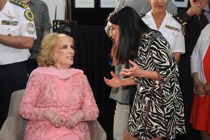 La escritora Cinthia Suárez saluda a Mirtha Legrand