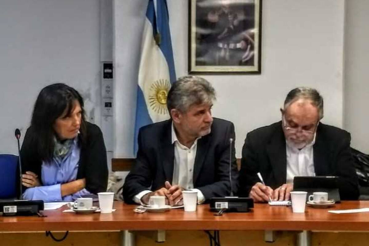 La escritora Claudia Piñeiro, el diputado nacional Daniel Filmus y el escritor Mempo Giardinelli en un debate en defensa del libro argentino