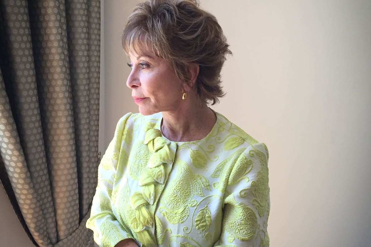 La escritora contemporánea más leída en lengua castellana considera que la aparición de la pandemia es una "oportunidad única para ajustar valores" y dice que la humanidad se encuentra en progreso; "evolucionamos, no estamos en la Edad Media"