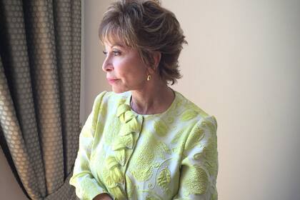 La escritora contemporánea más leída en lengua castellana considera que la aparición de la pandemia es una "oportunidad única para ajustar valores" y dice que la humanidad se encuentra en progreso; "evolucionamos, no estamos en la Edad Media"