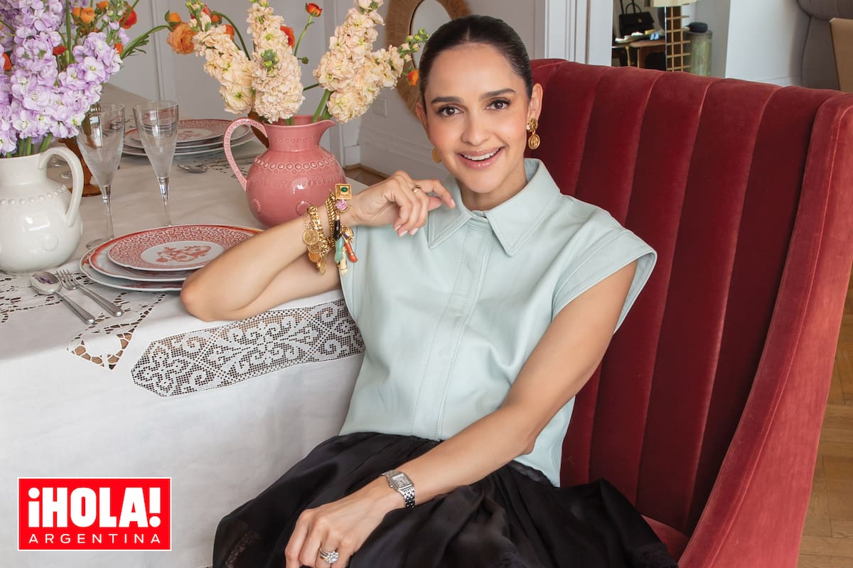 La escritora e influencer de moda hondureña Atenas Hernández nos recibe en su piso de Recoleta.