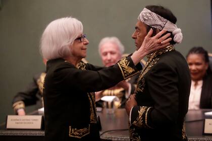 La escritora Fernanda Montenegro sujeta al escritor indígena y activista medioambiental Ailton Krenak durante su ceremonia de admisión en la Academia Brasileña de Letras en Río de Janeiro, Brasil, el viernes 5 de abril de 2024. (AP Foto/Bruna Prado)