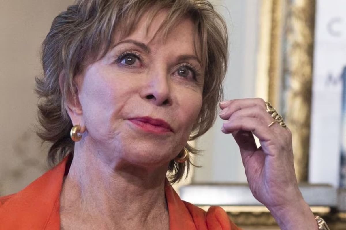 La escritora Isabel Allende durante la presentación de su libro "Largo pétalo de mar" en la Casa de América de Madrid