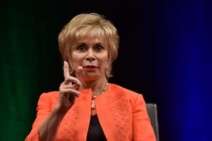 La escritora Isabel Allende lee durante el Lit.Cologne, el festival internacional de literatura