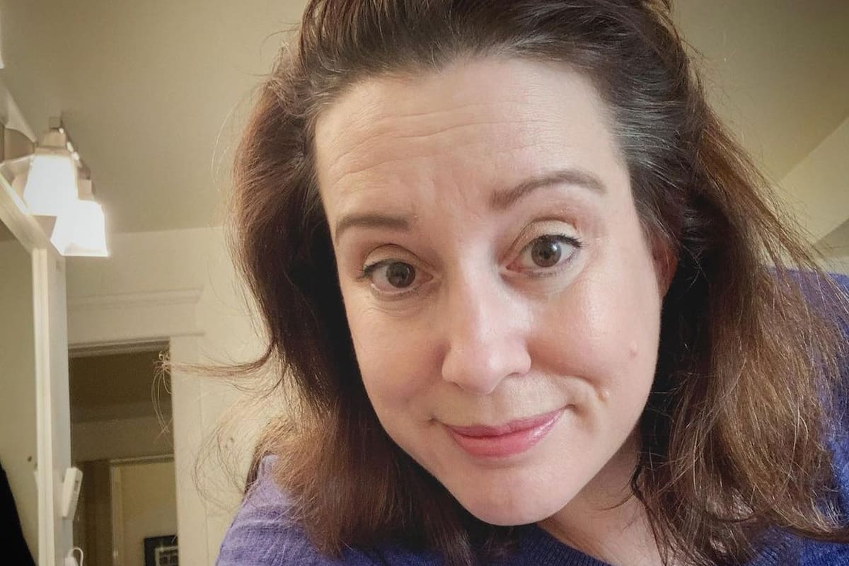 La escritora Julia Quinn, autora de Bridgerton, perdió a su hermana y a su padre