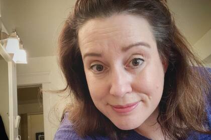 La escritora Julia Quinn, autora de Bridgerton, perdió a su hermana y a su padre