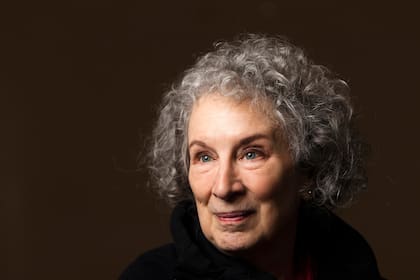 La escritora Margaret Atwood, contra la guerra