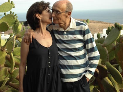 La escritora, periodista y presidenta de la Fundación José Saramago, Pilar del Río, con su marido