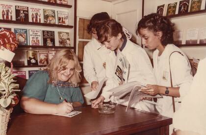 La escritora Poldy Bird, best seller de la literatura juvenil, firmaba ejemplares a toda hora en la Feria