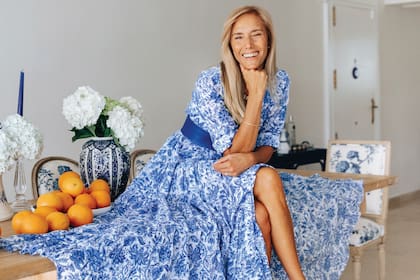 La escritora posa sonriente en el comedor de su casa de Marbella. “Es lindo andar por
la calle y que no te conozca nadie; ir a un
restaurante y que nadie te mire. No sentís
la mirada de la gente que ve cómo comés,
qué tenés puesto, qué hacés, qué no…
Qué sé yo; así de libre me siento".