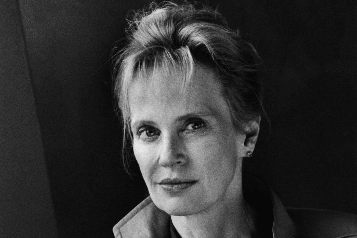 La escritora revisa su fascinación por la ciencia, reflexiona sobre el #MeToo y cuenta la relación con Paul Auster, su marido