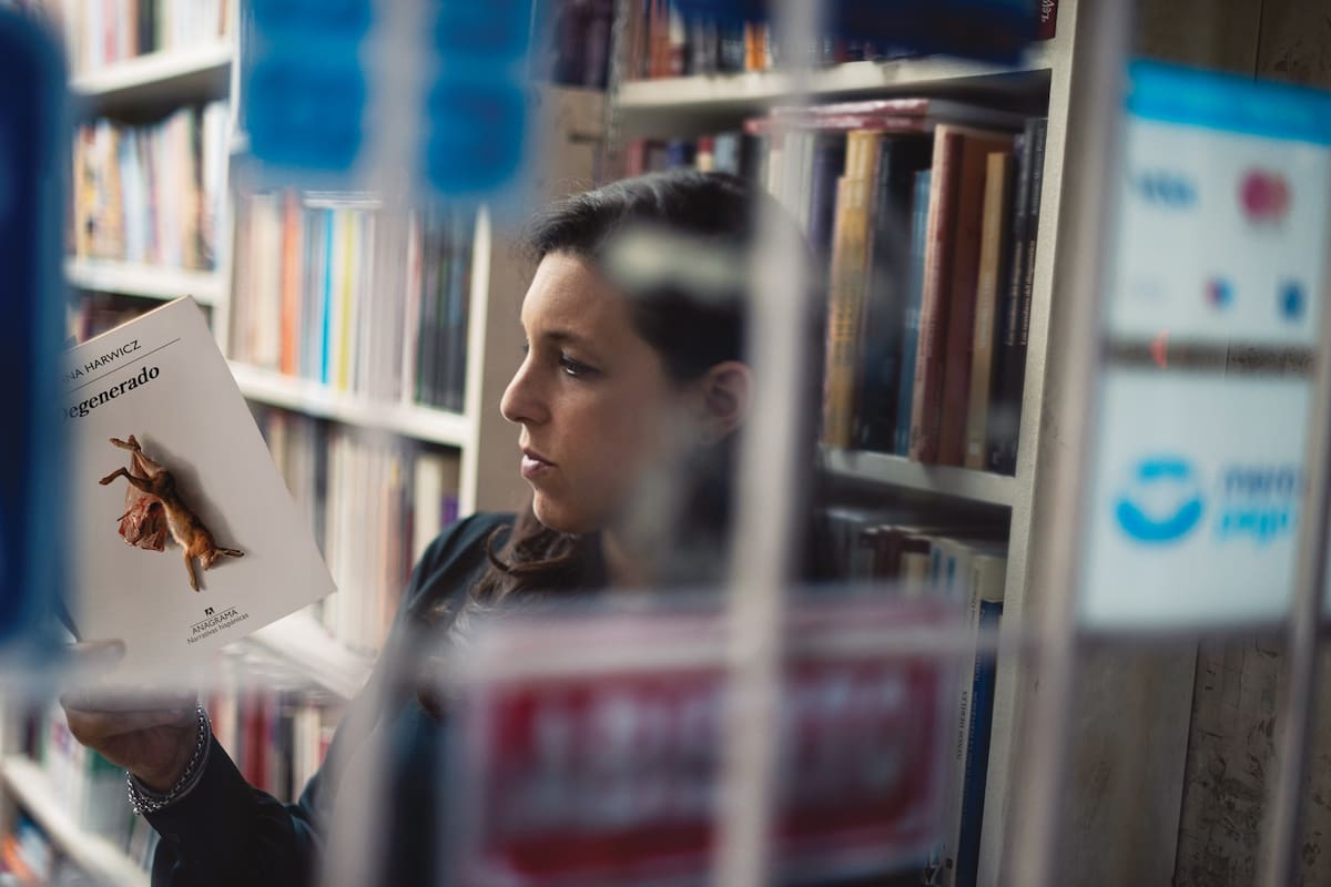 La escritora se despega de los adjetivos que suelen calificar su obra –provocadora, radical, salvaje– mientras le da voz al peor de los victimarios