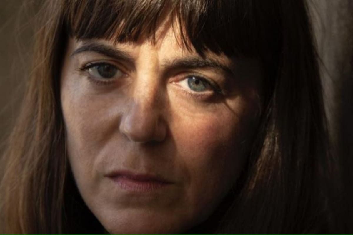 La escritora vasca Eider Rodríguez desentraña, desmonta y reconstruye en su novela "Material de construcción" 40 años de relación con su padre alcohólico.