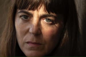 La escritora vasca Eider Rodríguez desentraña, desmonta y reconstruye en su novela "Material de construcción" 40 años de relación con su padre alcohólico.