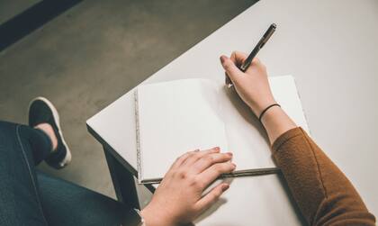 La escritura, al igual que otras formas de expresión artística, ofrece una vía para poner en palabras lo indecible