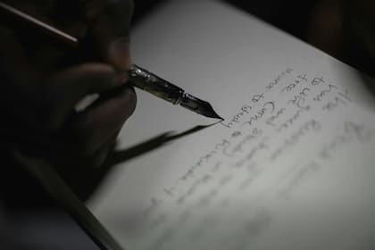 La escritura con inclinación hacia la izquierda o la derecha delataría la personalidad de un individuo, en particular cómo es en su relación con los demás