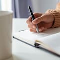 Qué delata sobre la personalidad de una persona escribir la primera letra inclinada