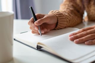 Qué delata sobre la personalidad de una persona escribir la primera letra inclinada