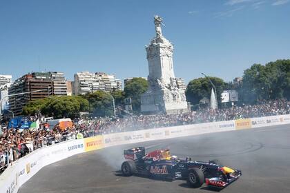 Daniel Ricciardo con un Red Bull, en las calles de Palermo, en 2012, la última vez que un auto de Fórmula 1 circuló por Buenos Aires