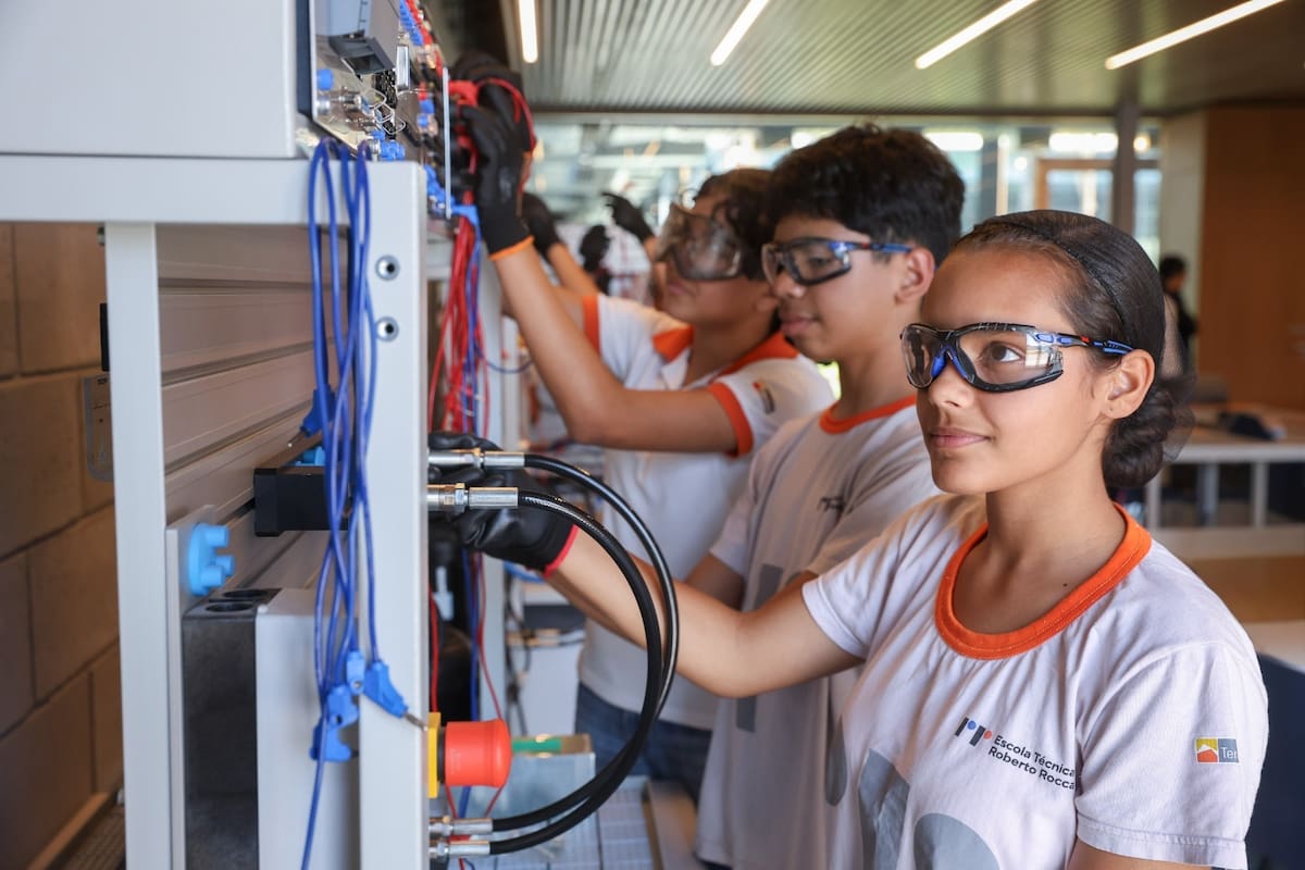 La escuela cuenta con 18 laboratorios equipados con tecnología de última generación y una propuesta pedagógica que combina formación teórica con prácticas técnicas.