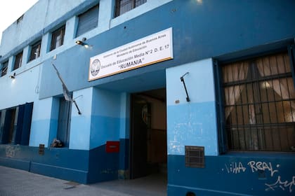 La Escuela de Educación Media (EEM) N° 2 Rumania, ubicada en el barrio porteño de Villa Real, cerca de Fuerte Apache