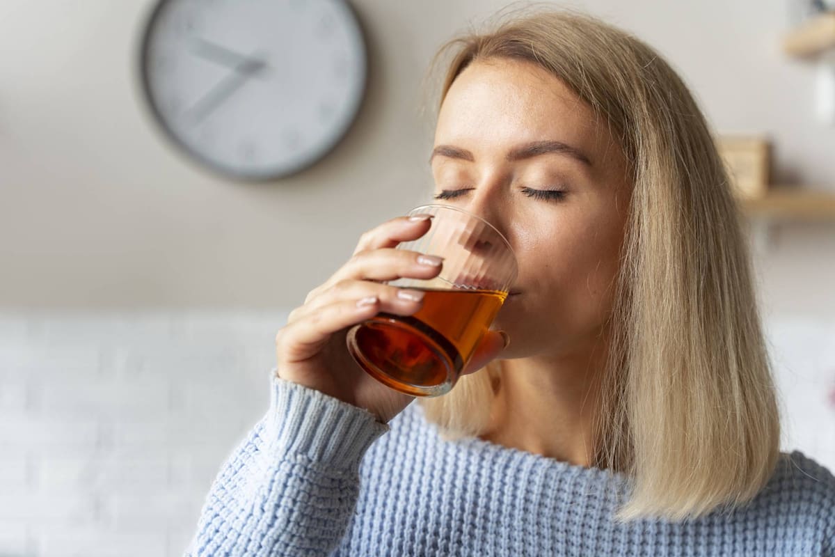 La escuela de medicina de la prestigiosa universidad advirtió sobre los efectos negativos de consumir té en exceso.