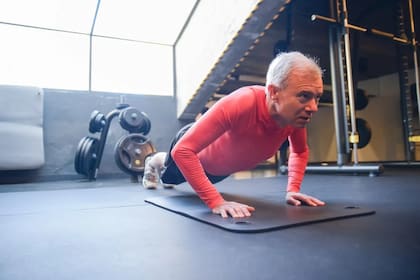 La Escuela de Salud de la Universidad de Harvard dice que con estos ejercicios se tonifica el "core", es decir el núcleo que comprende los músculos abdominales, lumbares, de la pelvis, los glúteos y la musculatura profunda de la columna (Foto Pexels)