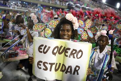 La escuela de samba Beija Flor se destacó por el contenido político de sus presentaciones