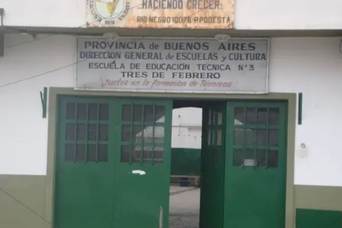 La escuela está situada en Tres de Febrero