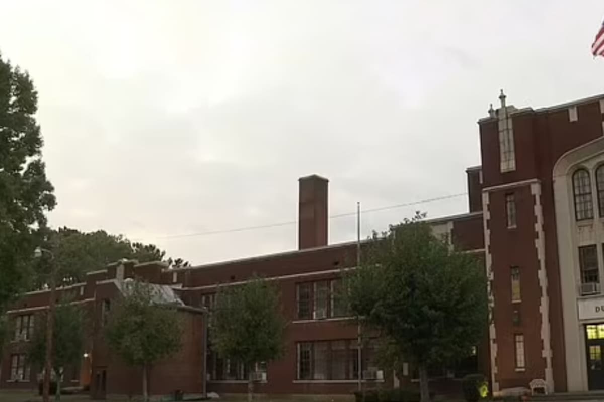 La escuela estuvo abandonada desde 2006 hasta que una familia lo convirtió en su hogar transformando los amplios espacios