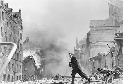 La escuela Jeanne D'Arc arde tras el bombardeo británico
