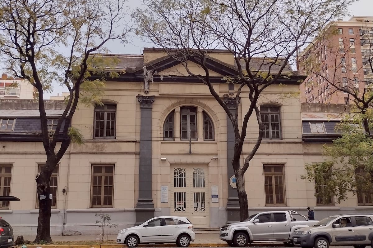 La escuela Juan Bautista Alberdi, en Cramer 2136, es una de las 15 "escuelas-palacio" inauguradas por el presidente Roca el 25 de mayo de 1902. Fue creada con la tipografía "C" de la CNE, la más grande.