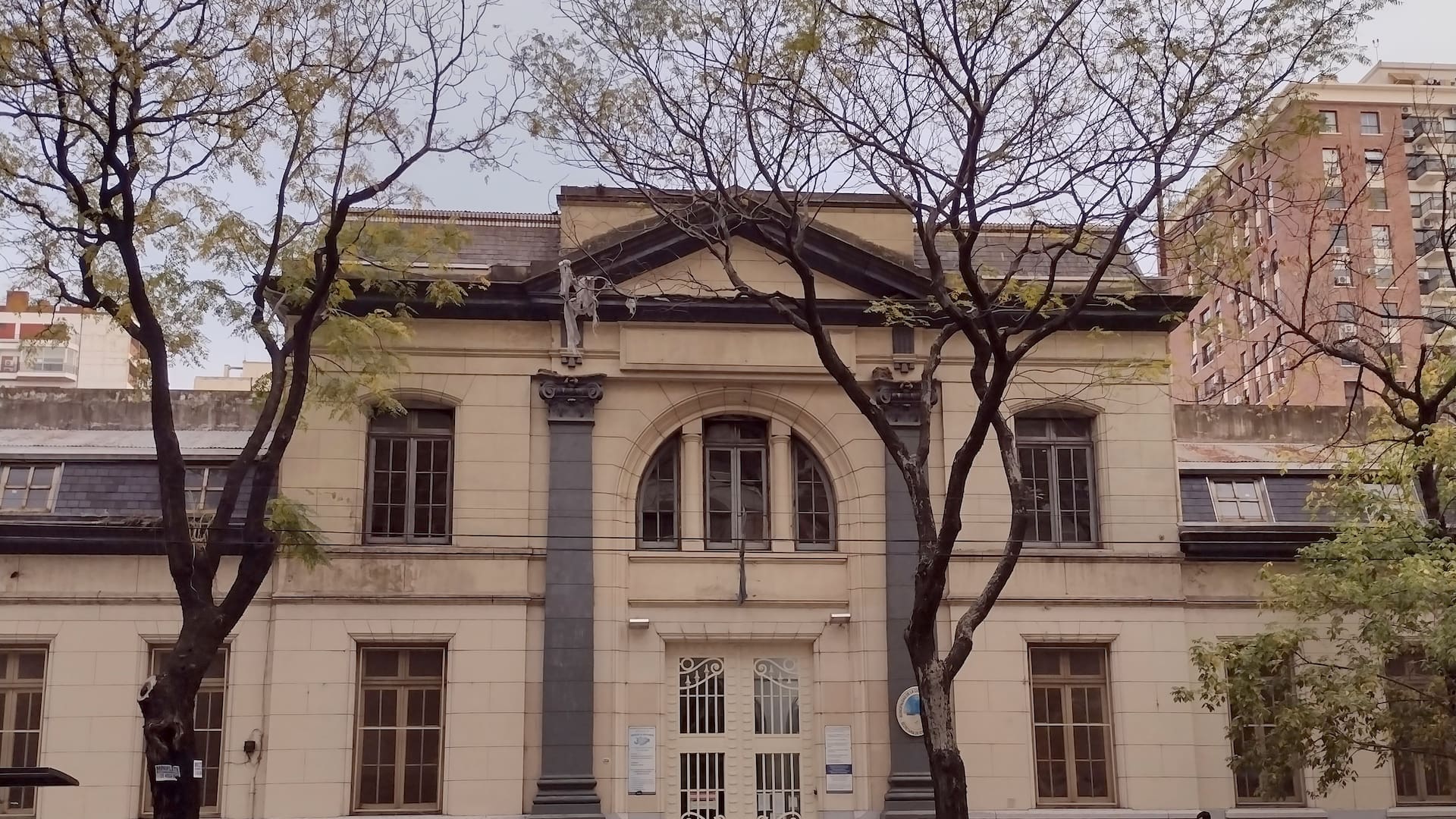 La escuela Juan Bautista Alberdi, en Cramer 2136, es una de las 15 "escuelas-palacio" inauguradas por el presidente Roca el 25 de mayo de 1902. Fue creada con la tipografía "C" de la CNE, la más grande.