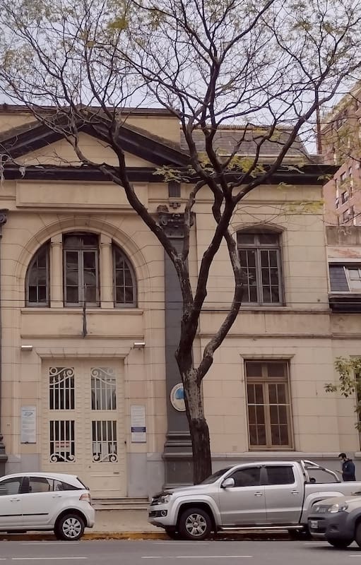 La escuela Juan Bautista Alberdi, en Cramer 2136, es una de las 15 "escuelas-palacio" inauguradas por el presidente Roca el 25 de mayo de 1902. Fue creada con la tipografía "C" de la CNE, la más grande.