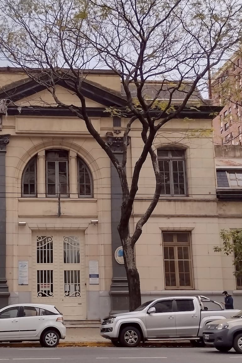 La escuela Juan Bautista Alberdi, en Cramer 2136, es una de las 15 "escuelas-palacio" inauguradas por el presidente Roca el 25 de mayo de 1902. Fue creada con la tipografía "C" de la CNE, la más grande.